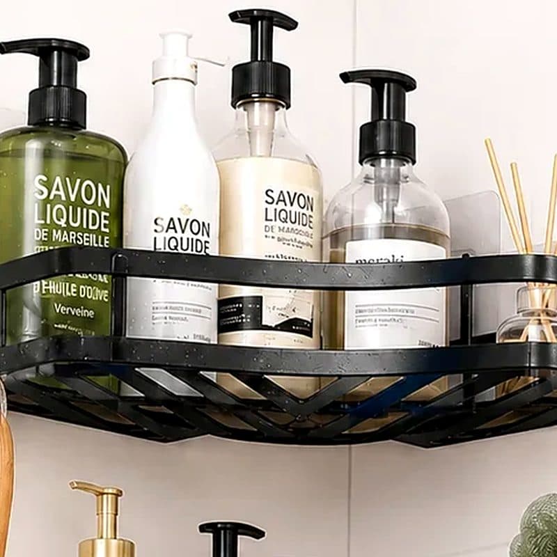 Shampoings et savons rangés