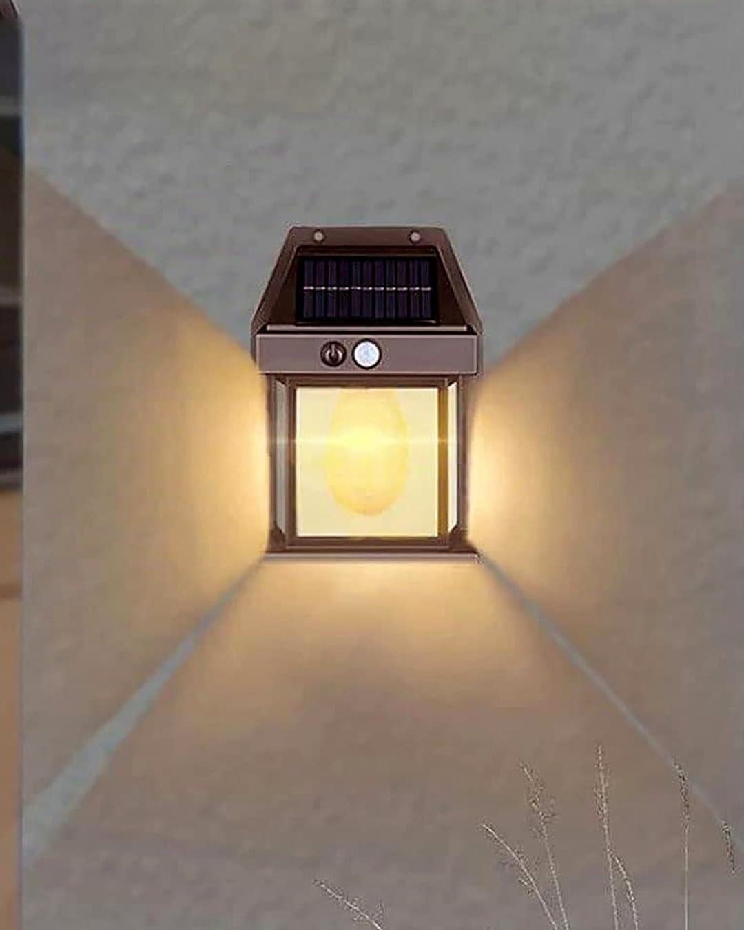 La lampe solaire allumée sur un mur extérieur, lumière chaude vers le haut et le bas