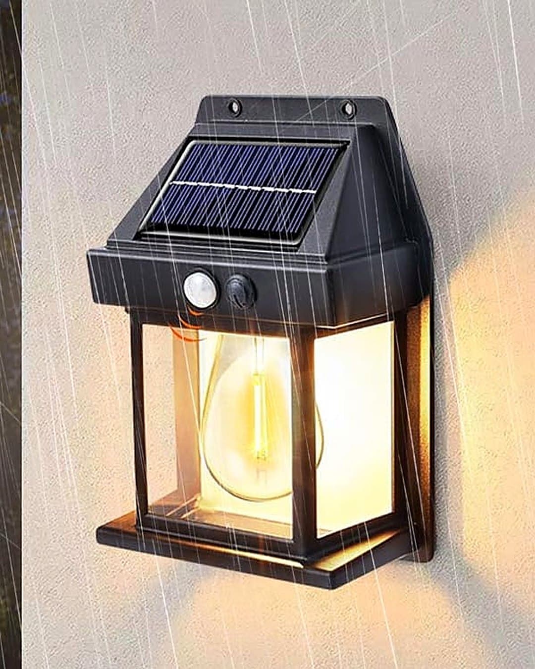 La lampe solaire allumée sous la pluie, fixée sur un mur extérieur