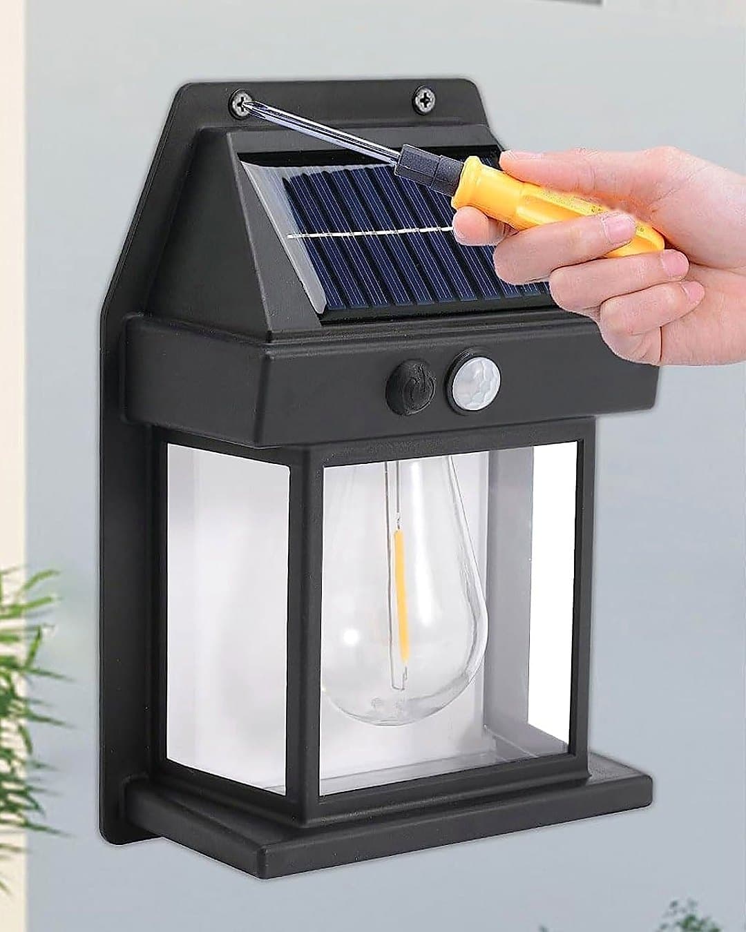 Fixation de la lampe solaire au mur avec un tournevis