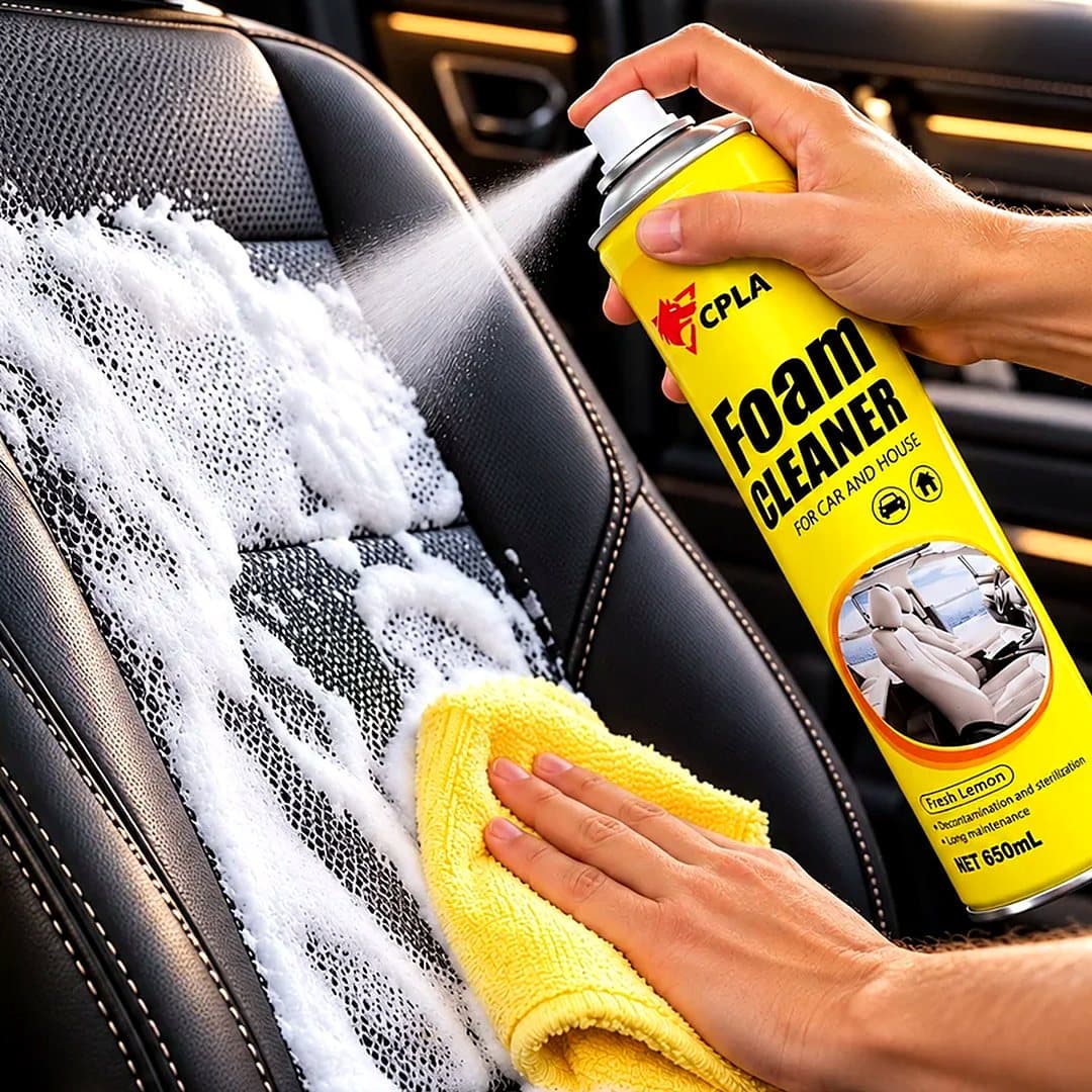 Mousse nettoyante pour l'intérieur de la voiture