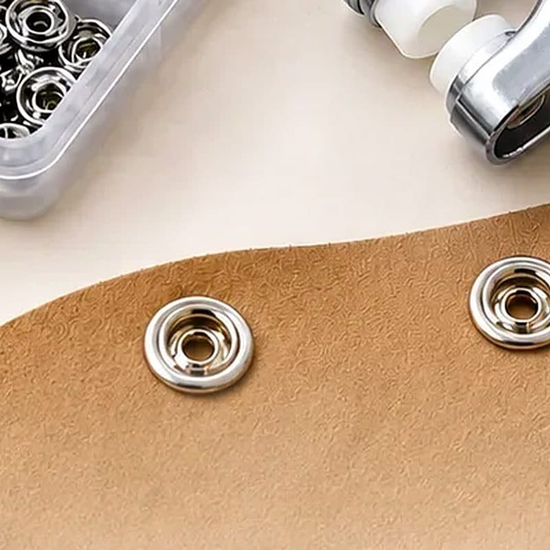 Boutons posés sur le cuir