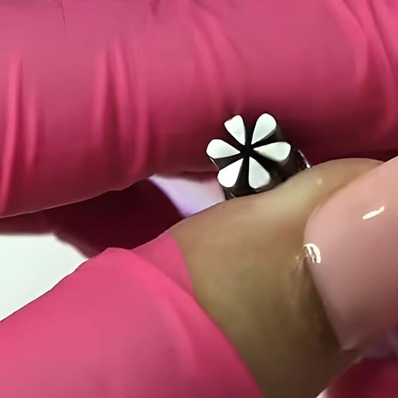 Trempez l’embout dans le vernis