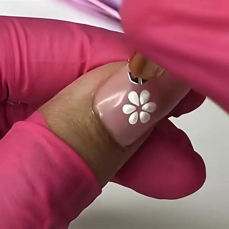 Tamponnez sur l’ongle