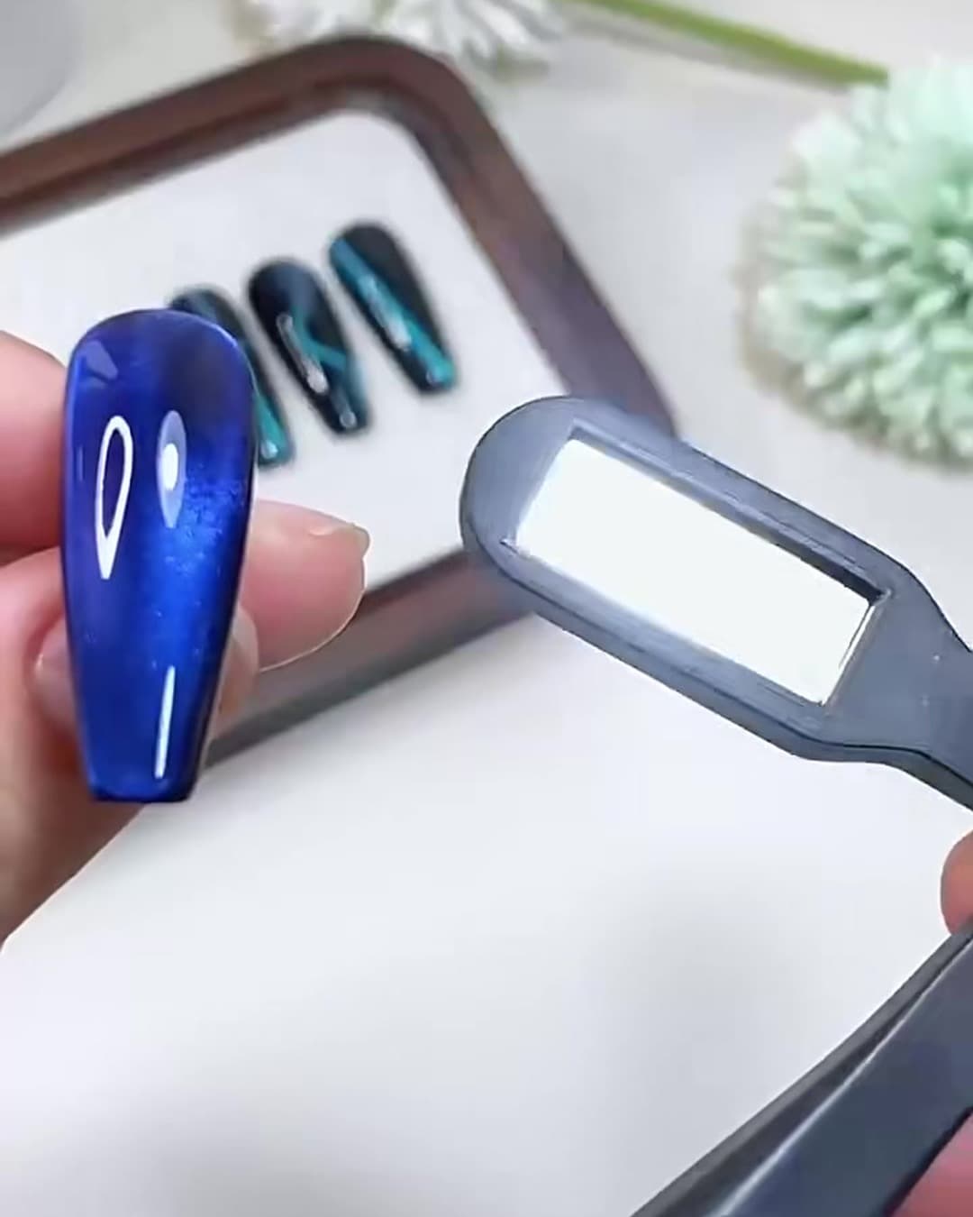 L'aimant approché de l'ongle, sans le toucher