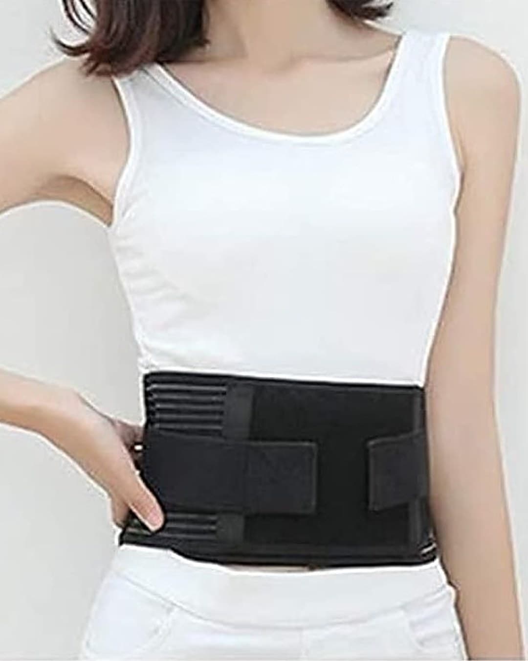Ceinture lombaire noire fermée par velcro autour de la taille