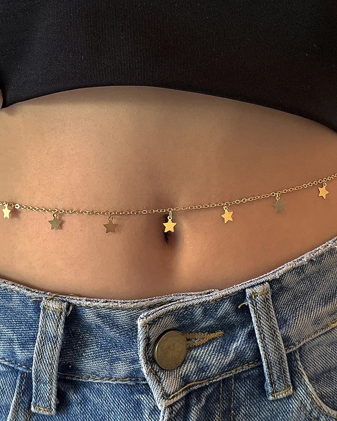 La chaîne de taille dorée portée à la taille avec un jean