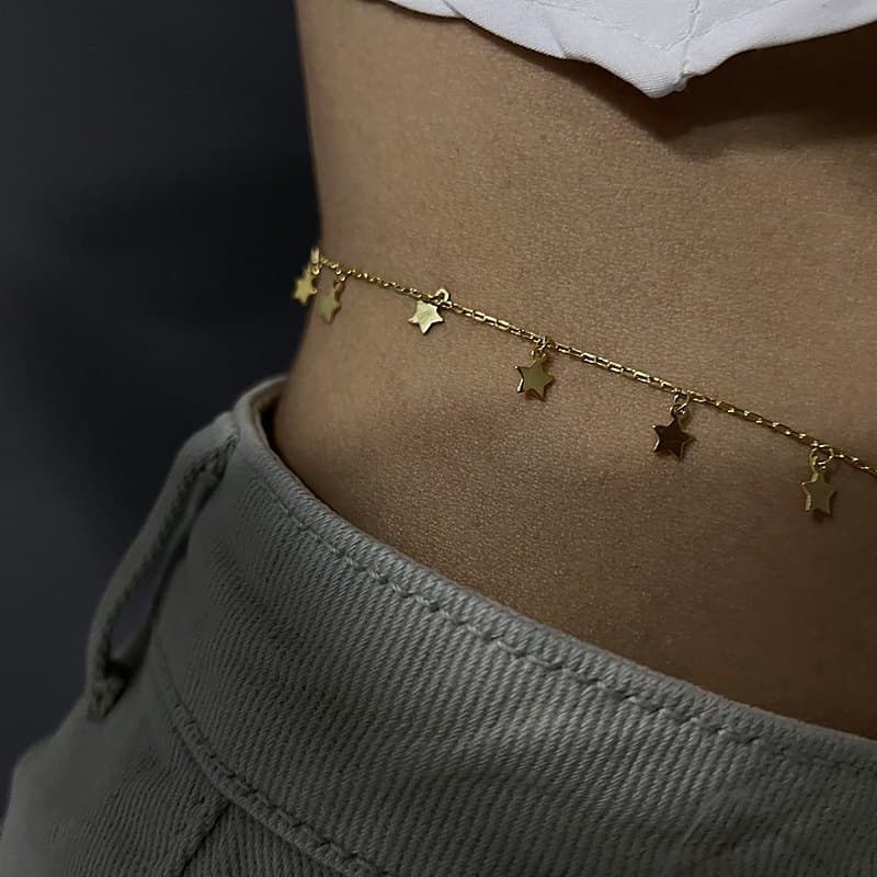 Portée à la taille, au-dessus du jean