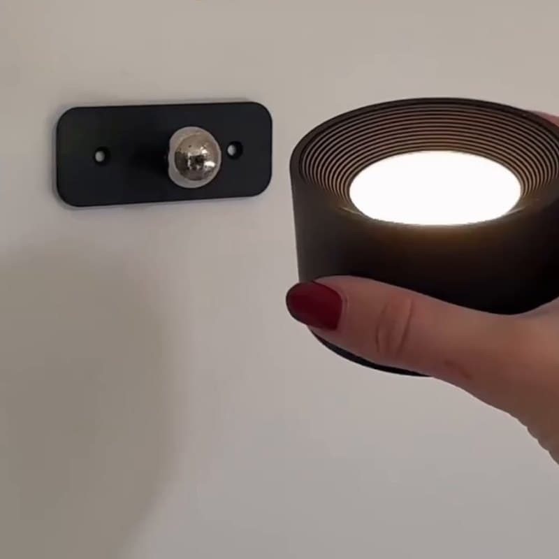 La plaque aimantée reste au mur, la lampe se détache