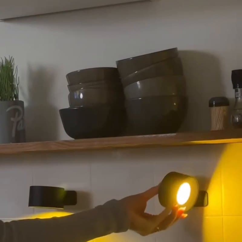 Sous une étagère de cuisine