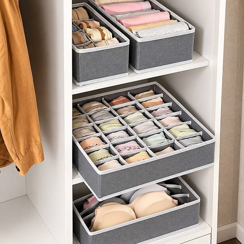 Sur les étagères de l'armoire