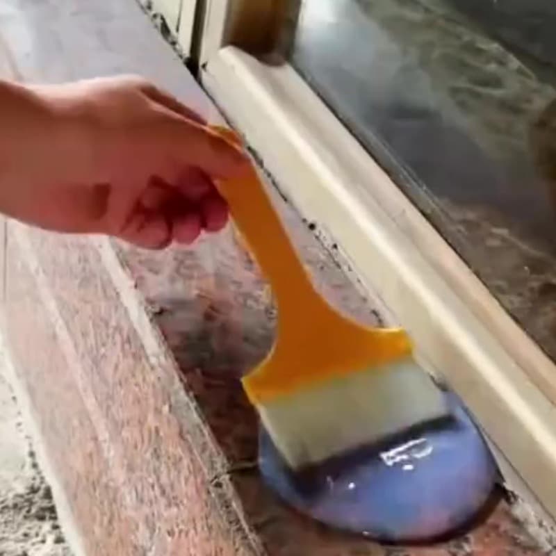 L'isolant se passe au pinceau