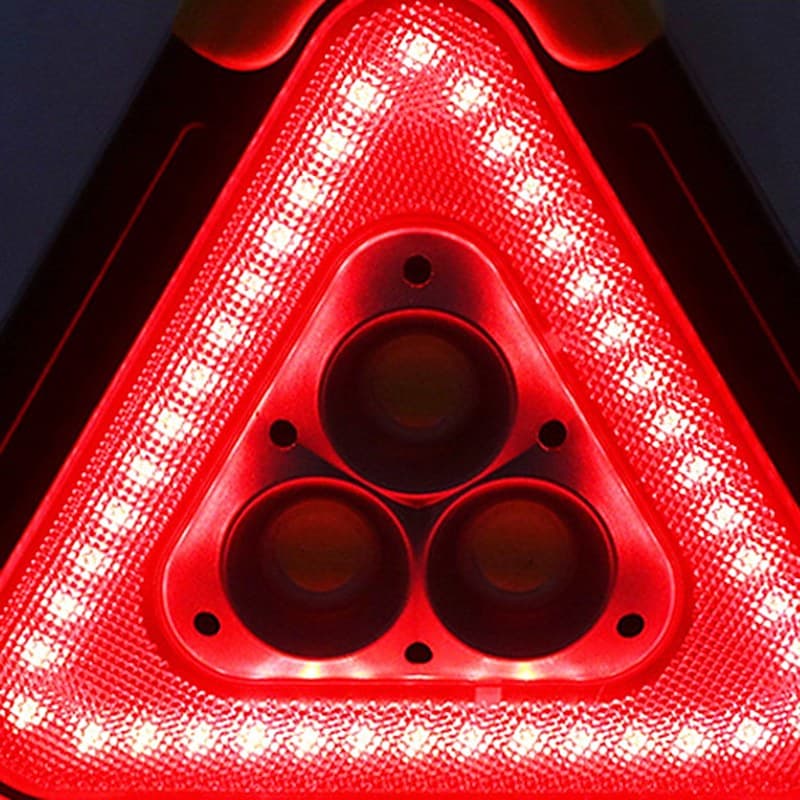 Rouge fixe ou clignotant, bien visible la nuit