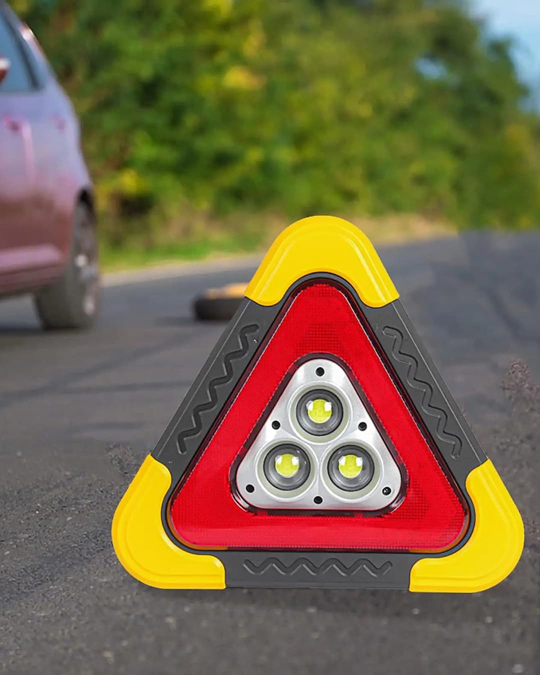 Le triangle de signalisation LED posé sur la route derrière une voiture arrêtée