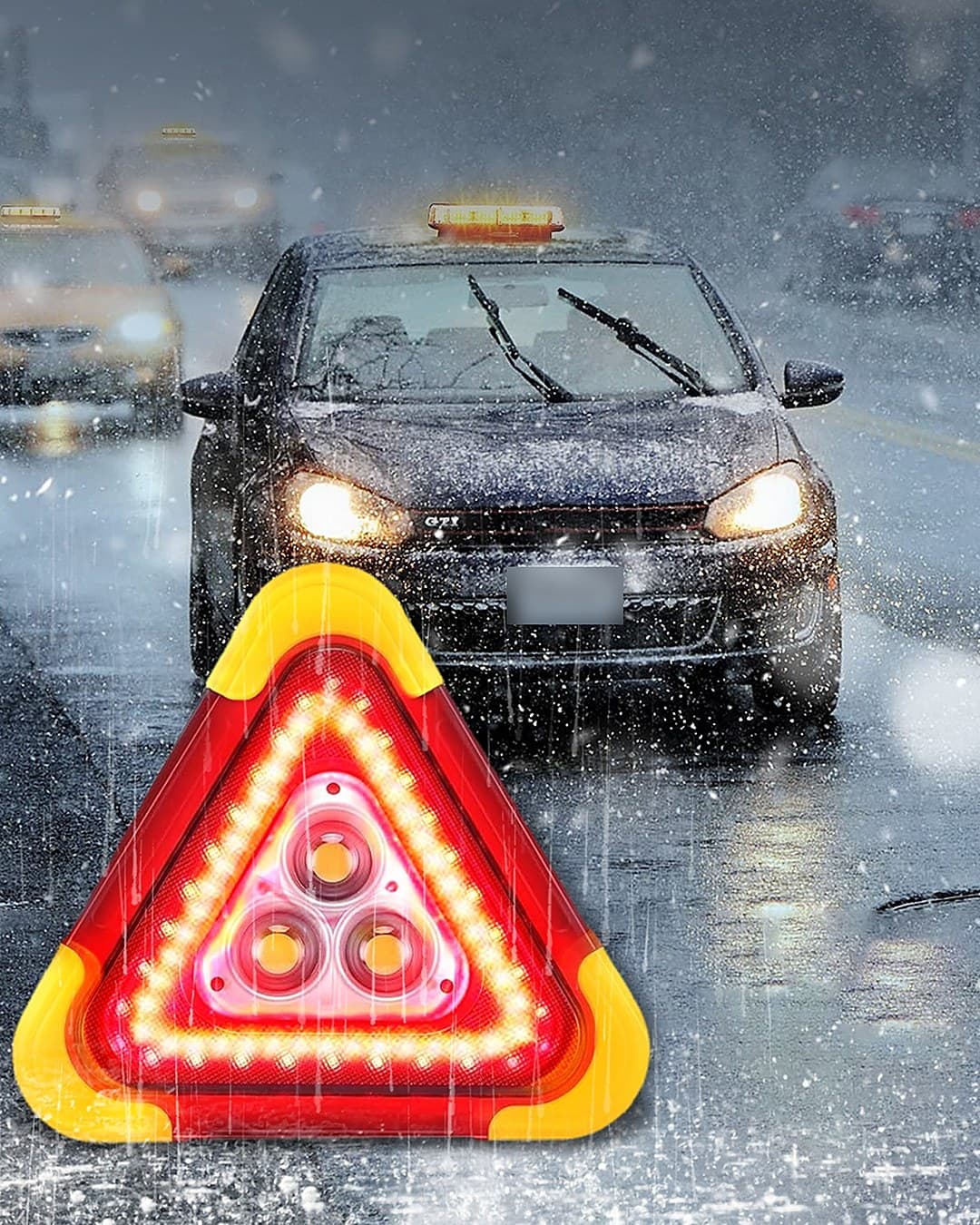 Le triangle de signalisation lumineux allumé devant une voiture arrêtée, le soir sous la pluie